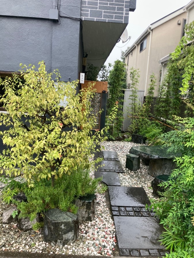お茶を飲むにも訓練が必要
